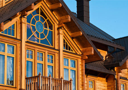 Остекление деревянного дома окнами ПВХ и алюминия